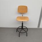 Werkplaatsstoel met houten zitting retro metalen onderstel