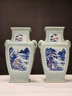 Paar Chinese celadon vazen met blauw-wit landschap -, Antiek en Kunst