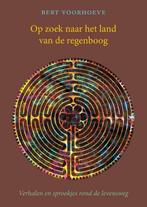 9789083158655 Op zoek naar het land van de regenboog, Verzenden, Nieuw, Bert Voorhoeve