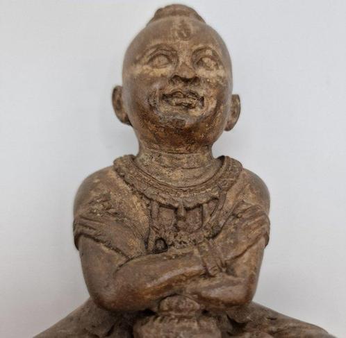 Oud-Khmer Geverfde klei Zittende Boeddhajongen op Troon, Antiek en Kunst, Antiek | Overige Antiek