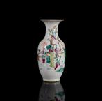 Een Chinese famille rose Dames en jongens balustervaas -