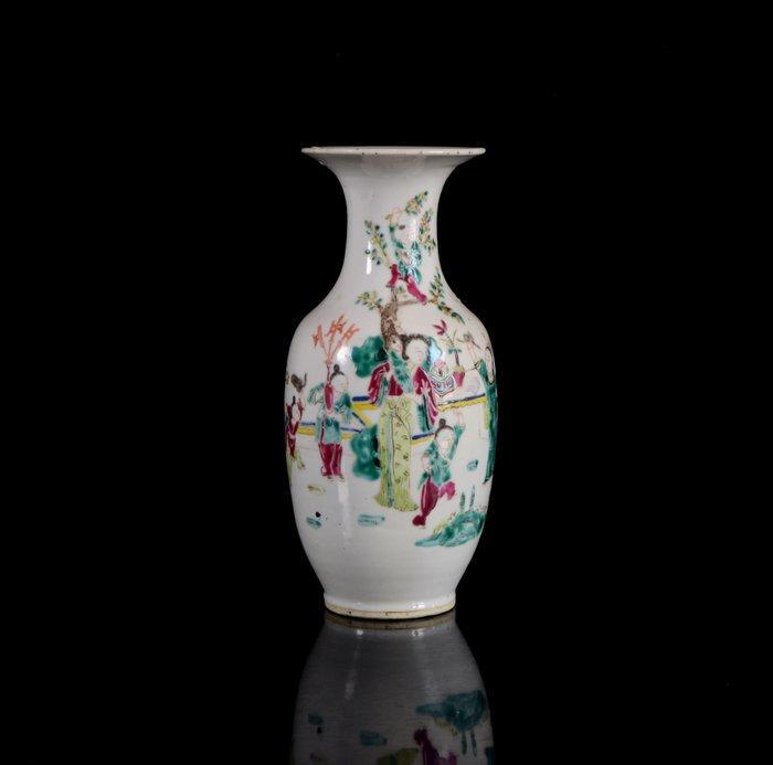 Een Chinese famille rose Dames en jongens balustervaas -, Antiek en Kunst, Antiek | Overige Antiek