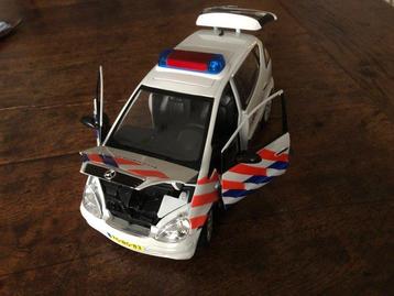 1:18 - Modelauto - Mercedes-Benz - Politie auto verlengde beschikbaar voor biedingen