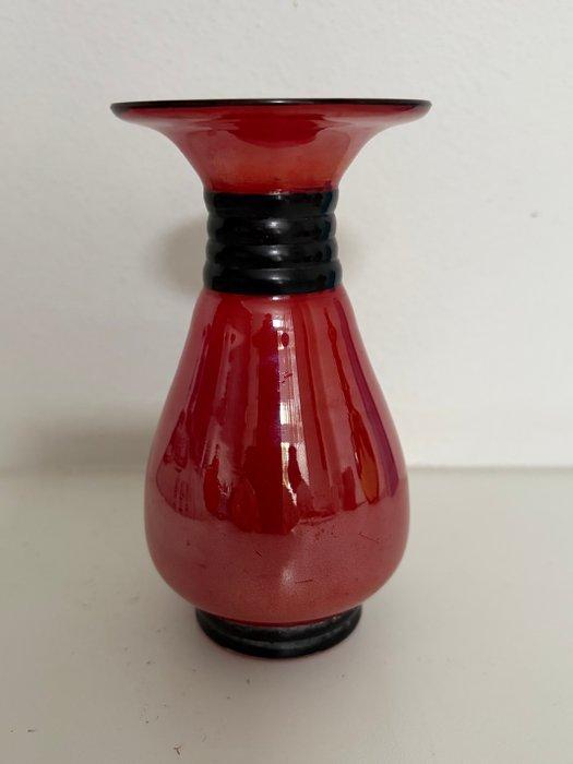 Jean Beck - Vaas - iriserende rode glazen vaasje - Glas, Antiek en Kunst, Antiek | Glas en Kristal