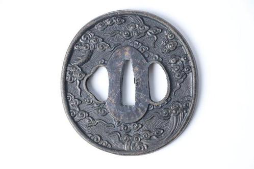 traditionele Japanse zwaardkap (tsuba) met wolken- en, Antiek en Kunst, Antiek | Overige Antiek