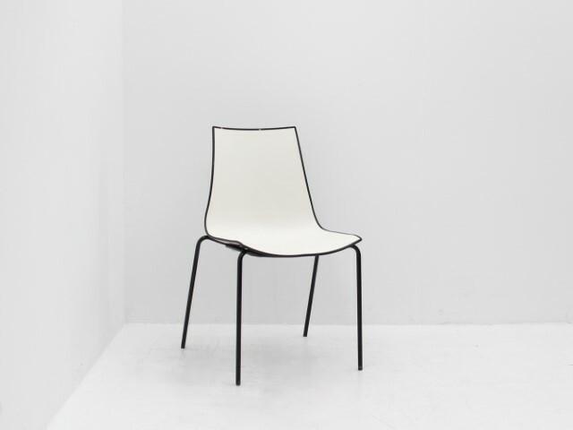 Kantinestoel Pedrali 3D - wit met zwarte rand - achterkant, Huis en Inrichting, Stoelen, Gebruikt, Ophalen of Verzenden