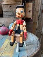 Figuur - Pinocchio figurine on a wooden three-legged stool, Antiek en Kunst