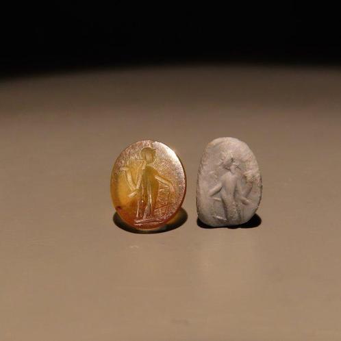 Oud-Romeins Agaat Intaglio met Fortuna met hoorn des, Verzamelen, Mineralen en Fossielen
