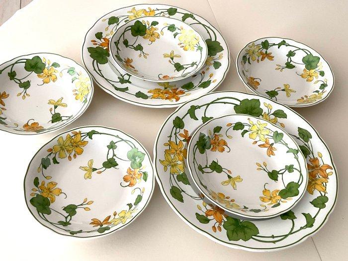Villeroy & Boch Mettlach , Model Geranium - Eetservies -, Antiek en Kunst, Antiek | Meubels | Tafels