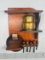 Houten rokerswandkast met koperen tabakspot en vijf pijpene