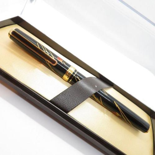 Platinum - Maki-e with Ume & Pine design - 18K gold nib (M), Verzamelen, Pennenverzamelingen