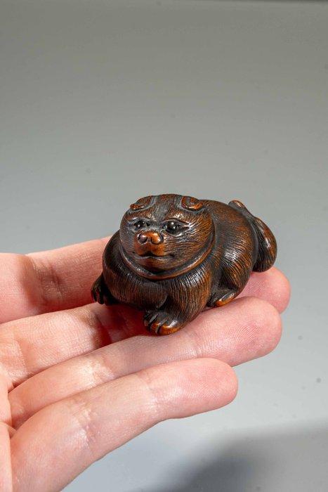 Een fijn gesneden boxwood netsuke die een hurkende hond, Antiek en Kunst, Antiek | Overige Antiek