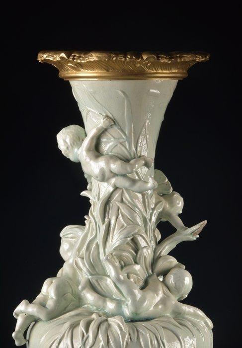 Vaas in fijn geglazuurd aardewerk met vergulde bronzen, Antiek en Kunst, Antiek | Meubels | Stoelen en Banken