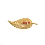 18 Krt. Gouden veer broche met bloedkoraal | Vintage, Gebruikt, Overige kleuren, Ophalen of Verzenden, Met edelsteen