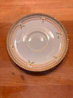 Royal Copenhagen - Kop en schotel - Biscuit porselein -