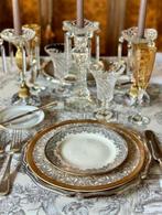 Cover de toile de Jouy met klassieke scènes, zwart op wit. -