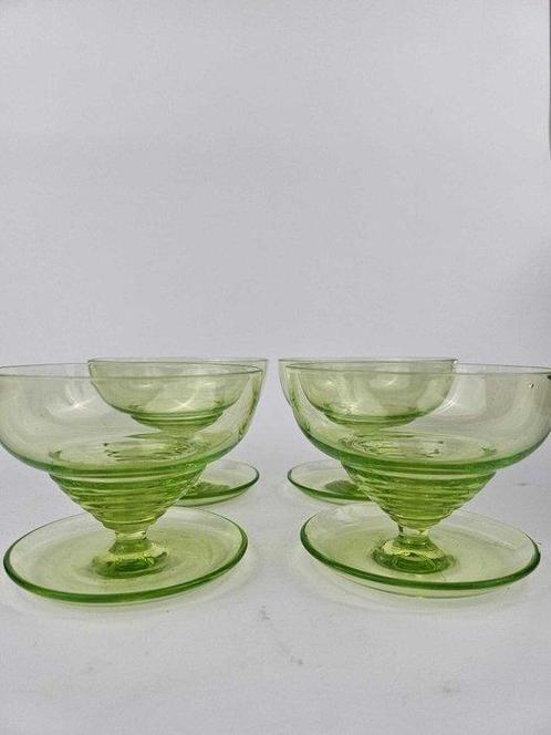Wijnglas (4) - glas uranium, Antiek en Kunst, Antiek | Glas en Kristal