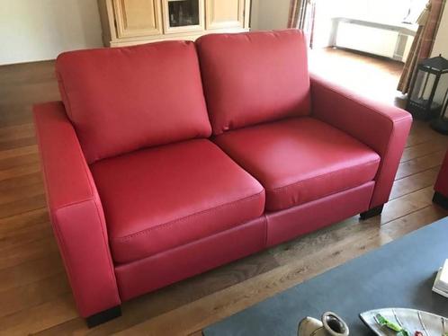Leren 2-zits bank met houten poten - rood leer, Huis en Inrichting, Banken | Bankstellen, 150 tot 200 cm, 75 tot 100 cm, Rechte bank