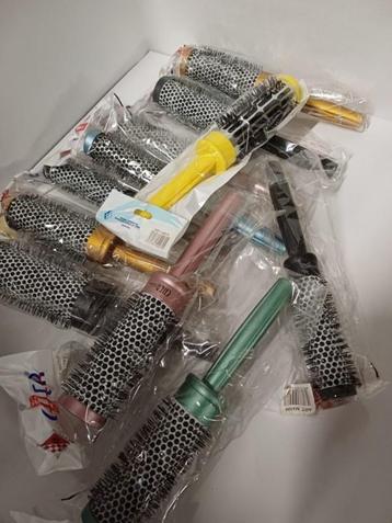 Partij haarborstels in de mix geleverd 50 stuks    Loc H beschikbaar voor biedingen