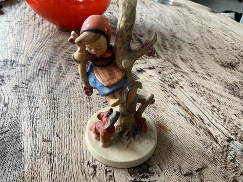 Beeldje - Out of Danger - TMK3 - Keramiek, Antiek en Kunst, Curiosa en Brocante
