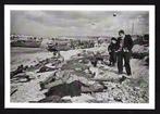Robert Capa (1913–1954) - French fishermen looking at fallen, Antiek en Kunst