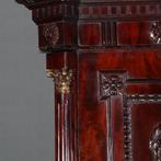 Chique garderobe kast met lange deuren waarachter roede en h, Antiek en Kunst, Antiek | Meubels | Kasten, Ophalen of Verzenden