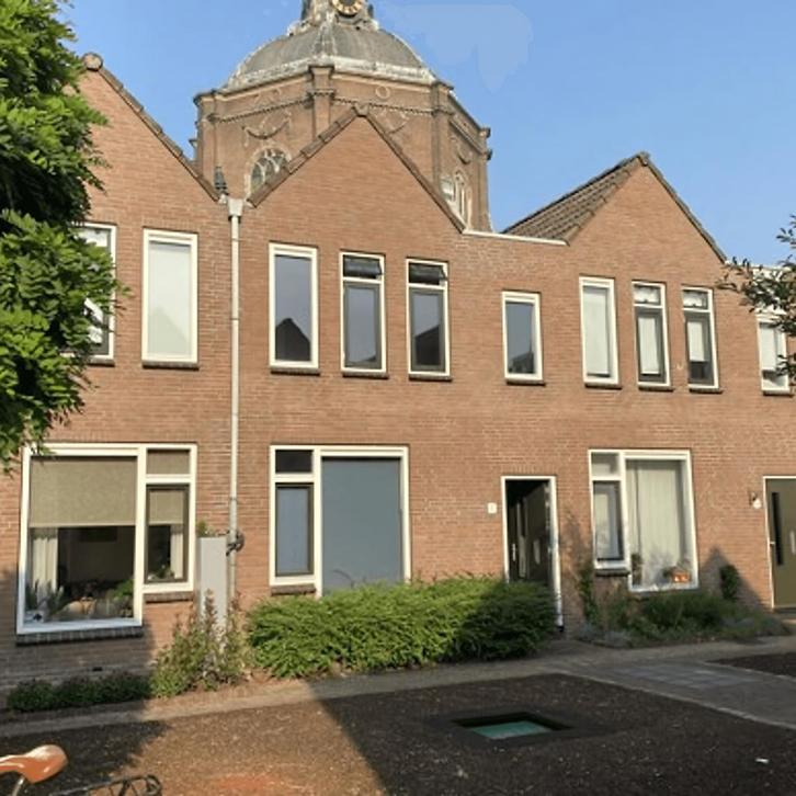 Eengezinswoning met tuin en parkeerplaats in centrum, Huizen en Kamers, Garages en Parkeerplaatsen