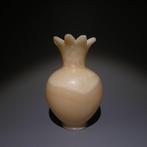 Oud-Egyptisch Albast Bloemenvaas. 10 cm hoog. Middenrijk,