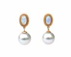 Paar 18 krt. geelgouden oorstekers met Madama Akoya parel, Sieraden, Tassen en Uiterlijk, Oorbellen, Gebruikt