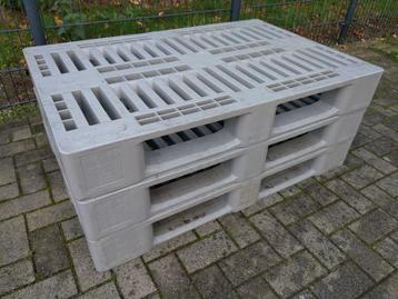 Vlakke zware kunststof pallets beschikbaar voor biedingen