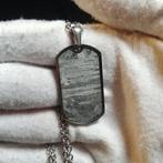 Stalen hanger en meteoriet met stalen ketting IJzer