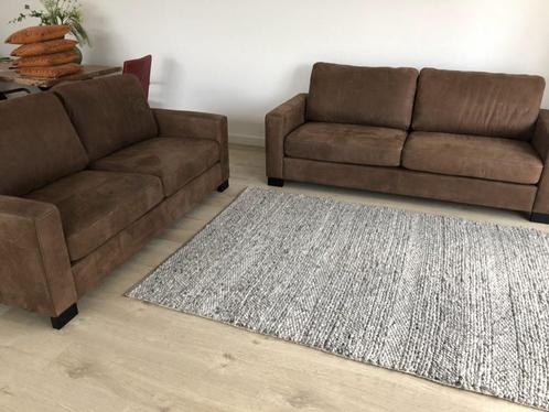 Set van 2 leren banken met houten poten - bruin leer, Huis en Inrichting, Banken | Bankstellen, 150 tot 200 cm, 75 tot 100 cm