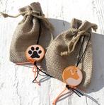 Jute zakje met houten gelukspoppetje Happy Dog en vulling, Verzenden, Nieuw