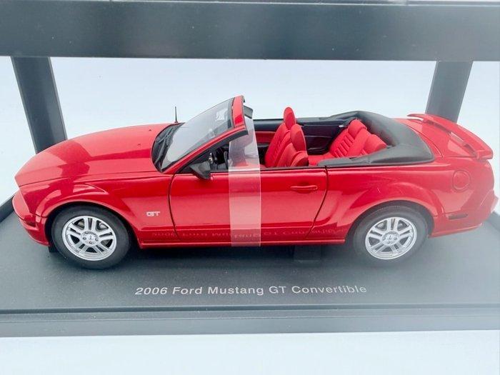 Autoart 1:18 - Modelauto - Ford Mustang GT Convertible -, Hobby en Vrije tijd, Modelauto's | 1:5 tot 1:12