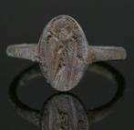 Byzantijns Brons Ring waarop een heilige afgebeeld staat