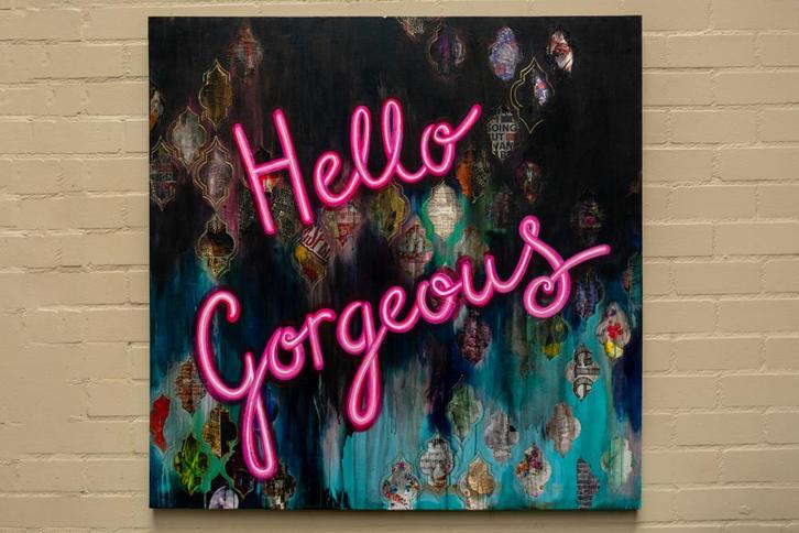 Hello Gorgeous – Neonstijl Mixed Media Schilderij op Canva, Antiek en Kunst, Antiek | Woonaccessoires, Ophalen of Verzenden