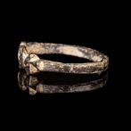 Middeleeuwen, kruisvaardersperiode Bronzen ring met rozet en