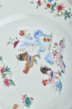 Bord - A CHINESE FAMILLE ROSE PLATE DECORATED WITH TWO, Antiek en Kunst