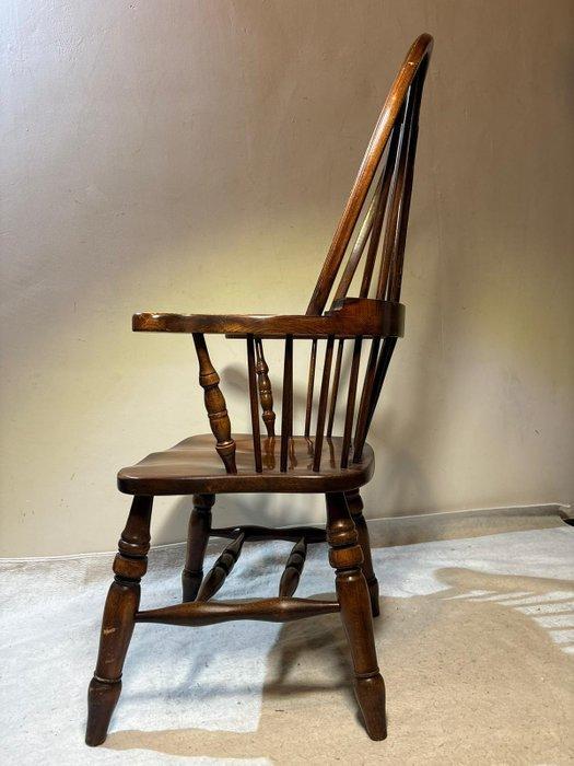 Stoel - Elegante Windsor Fauteuil met Gesneden Details en, Antiek en Kunst, Curiosa en Brocante
