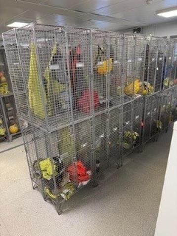 PARTIJ goed ventilerende lockerkasten / gaaslockers 4-deurs beschikbaar voor biedingen