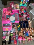 Mattel - Zeer groot lot Barbies en toebehoren