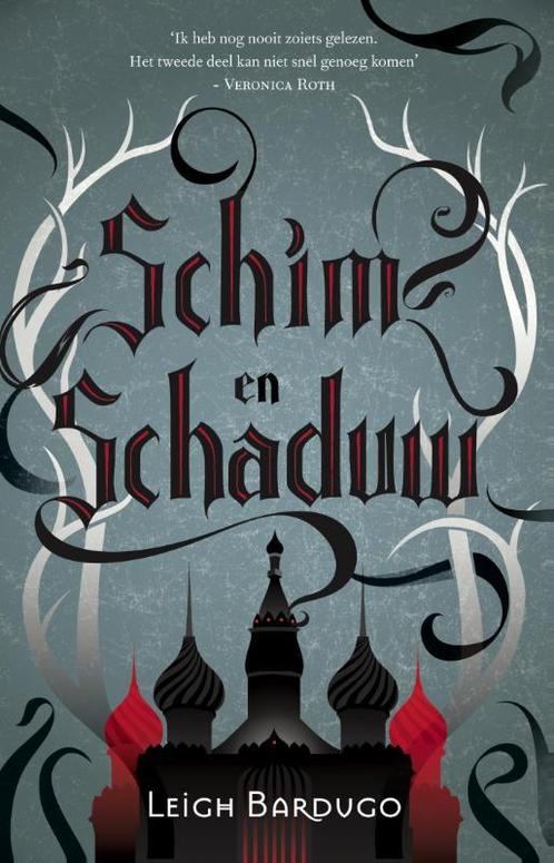 Schim en schaduw / De Grisha / 1 9789020679748 Leigh Bardugo, Boeken, Kinderboeken | Jeugd | 13 jaar en ouder, Zo goed als nieuw