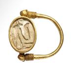 Oud-Egyptisch Steatiet en goud Scarabee in gouden draairing,