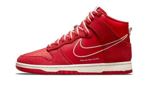 Nike Dunk High First Use University Red - maat 42.5, Kleding | Dames, Schoenen, Rood, Nieuw, Sneakers of Gympen, Verzenden