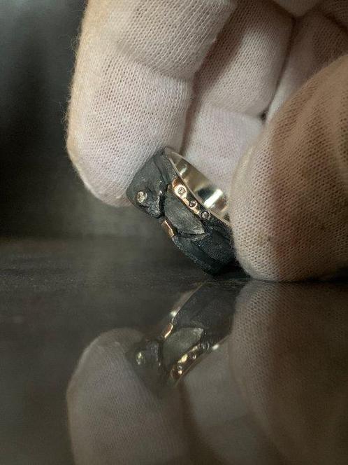 Unieke handgesmede zilveren ring met meteoriet, brons en, Verzamelen, Mineralen en Fossielen
