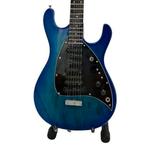 Miniatuur Ernie Ball Music Man gitaar met gratis standaard, Verzamelen, Ophalen of Verzenden, Nieuw, Pop, Beeldje of Miniatuur