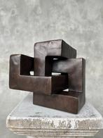 sculptuur, Very Heavy Cubist Sculpture - The Endless Knot