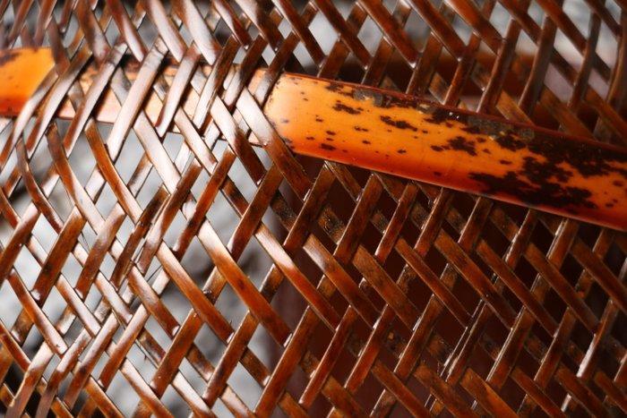 Traditionele Japanse bamboe bloemmand met keramische insert, Antiek en Kunst, Antiek | Overige Antiek