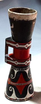 Een fascinerende oude trommel van de Marind-Anim, 1956. -