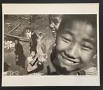 John Vink (1948) - Chargement dun camion par des membres de